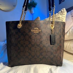 Coach bag signature, leather with gold chain